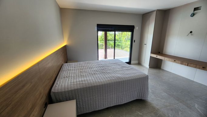 SUITE COM CAMA E RORPEIRO