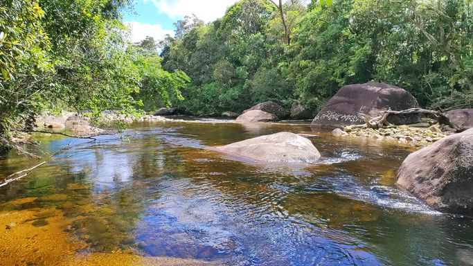 AGUA CRISTALINA E PEDRAS LINDAS...