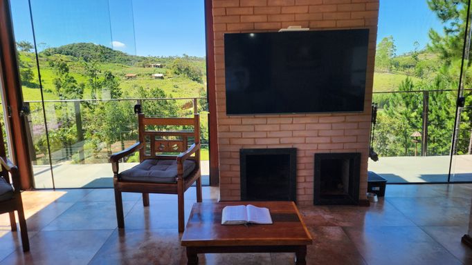 LAREIRA E MESA DE MADEIRA