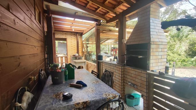 MESA DA VARANDA E CHURRASQUEIRA