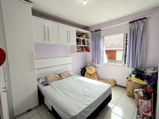 Quarto de casal com cama e armarios
