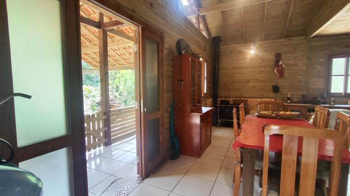 MESA E PORTA DA SALA