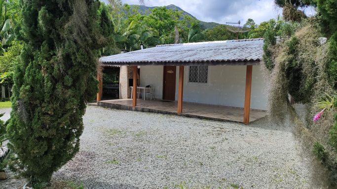 SEGUNDA CASA COM GARAGEM E NATUREZA