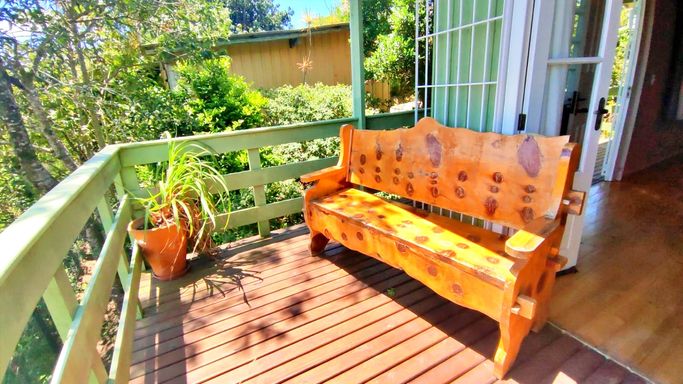 VARANDA COM BANCO DE MADEIRA E GARGEM