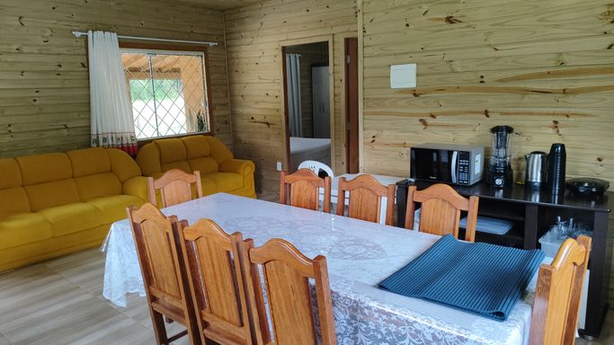 MESA COM CADEIRAS E SALA