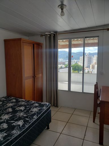 CAMA , ROPEIRO E MESA COM VISTA APTO 2 QUARTOS
