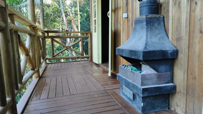 VARANDA DA CASA COM PORTAS DA SALA E QUARTO