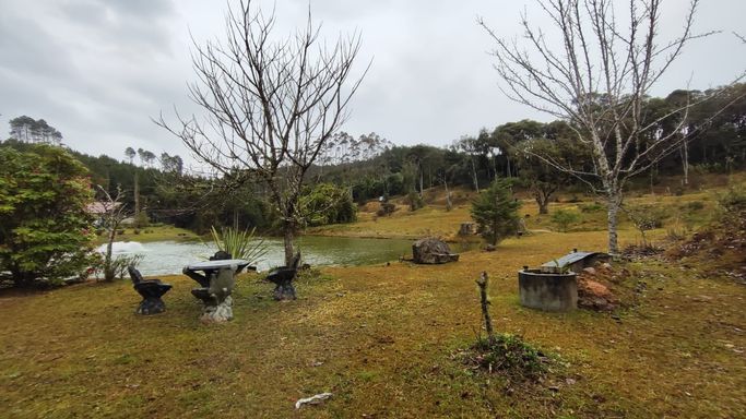 JAEDIM, BANCOS E LAGO FRENTE TERRENO