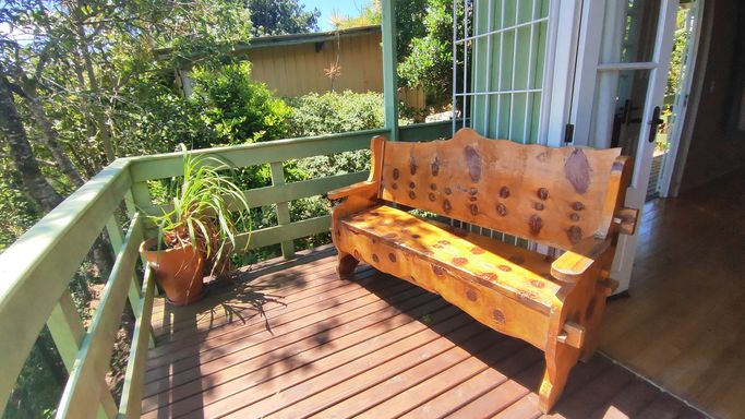 LINDO BACO DE MADEIRA NA VARANDA CASA EM CIMA