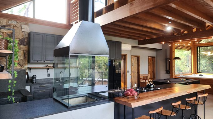 CHURRASQUEIRA INTERNA E COZINHA