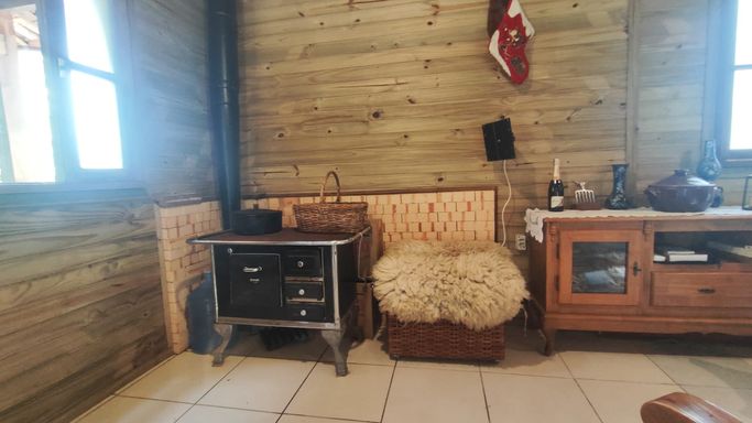FOGAO A LENHA DENTRO DA CASA E MÓVEIS