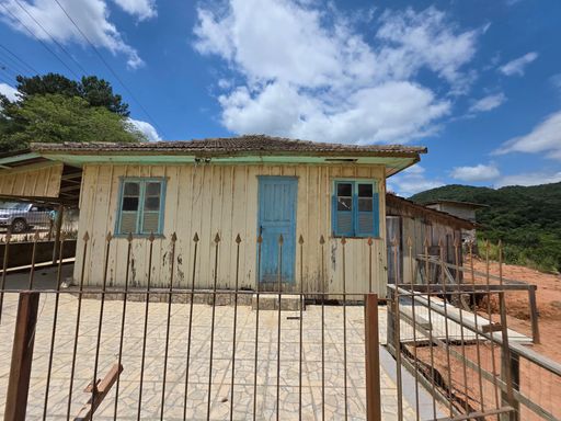 Frente da casa de madeira