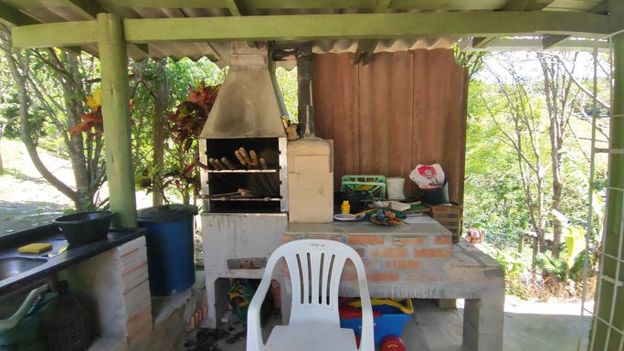 AREA COM FOGAO A LENHA, CHURRASQUEIRA EM FRENTE A CASA TERREA