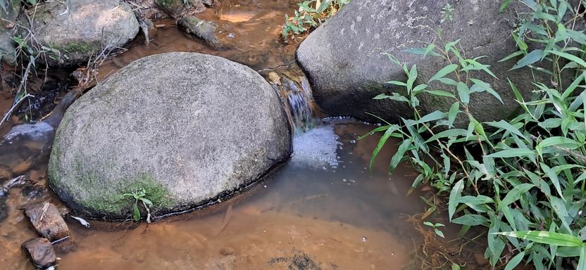 Agua correndo entre duas pedras