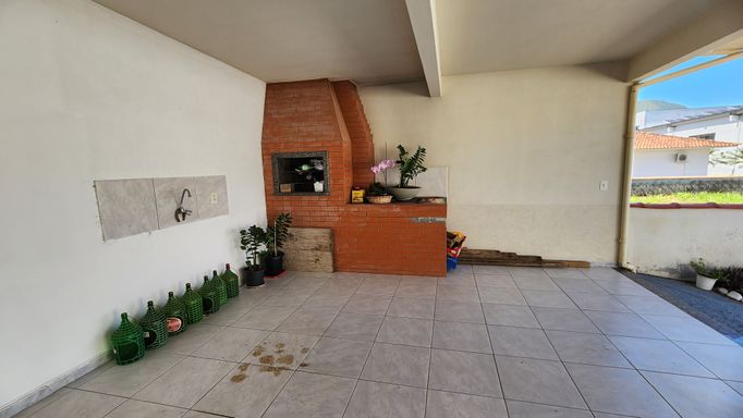 CHURRASQUEIRA E FOGAO A LENHA