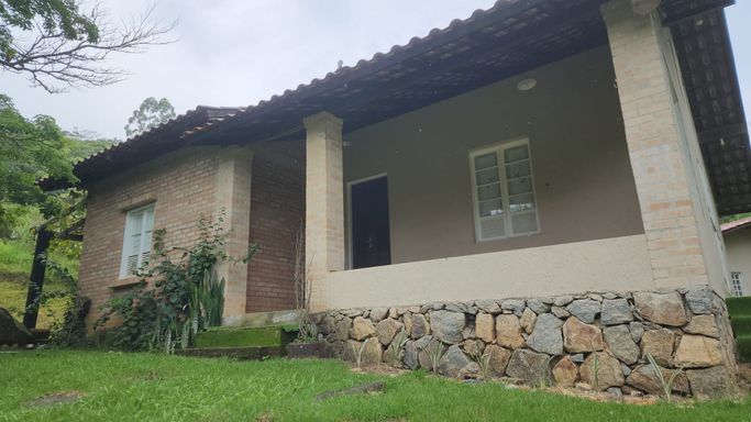 VARANDA E CASA COM VISTA PARA O ACUDE...