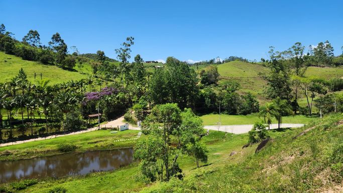 JARDIM E VISTA PARA AS COLINAS