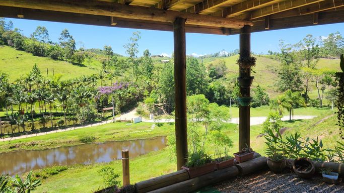 AREA EM BAIXO DA CASA COM VISTA PARA O AÇUDE