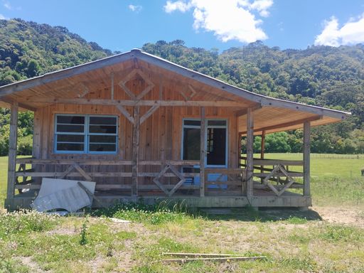 CASA COM VARADA E NAUIREZA