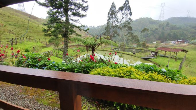 VARANDA, AÇUDE  E FLORES