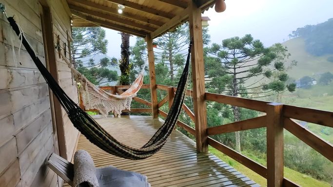 VARANDA COM REDES E VISTA PARA ARAUCARIAS