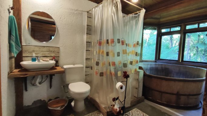 BANHEIRRO COM HIDROMASSAGEM DE MADEIRA