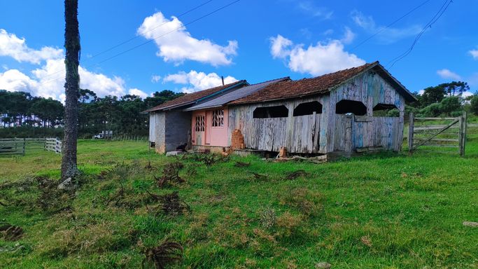 PASTO E FUNDOS DA CASA