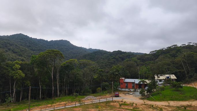 Casa no vale e serra ao fundo