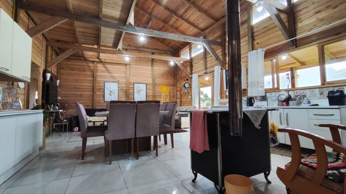 FOGAO A LENDA NA SALA DA CASA E MESAS