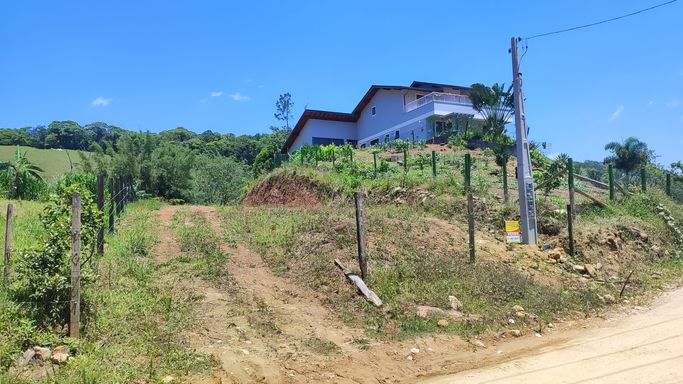 LOTE COM LUZ LIGADA E AGUA MINERAL DAS PROFUNDEZAS