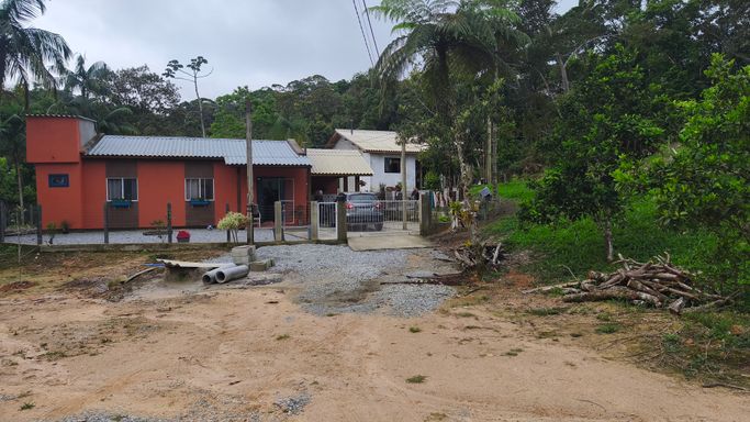 Casa e área de festa/garagem