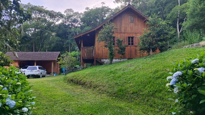 CASA DE PEFROBA E GARAGEM