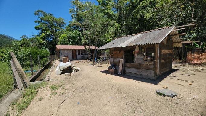 2 GALINHEIROS AMPLOS