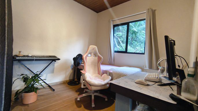 Escritório com vista para a mata