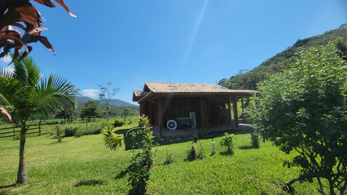 CASA COM VARANDA E POMAR