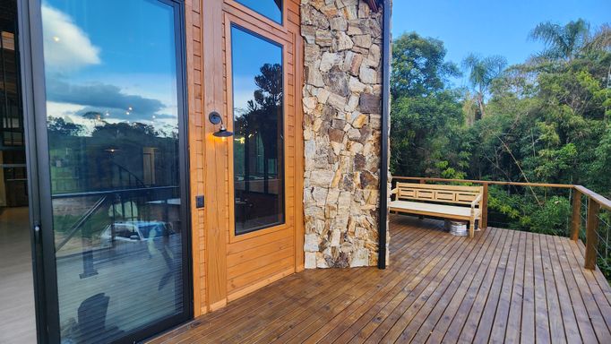 VARANDA E LAREIRA DA CASA