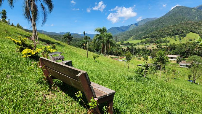 BANCO NO POMAR E  GRAMADO COM VISTA LINDA