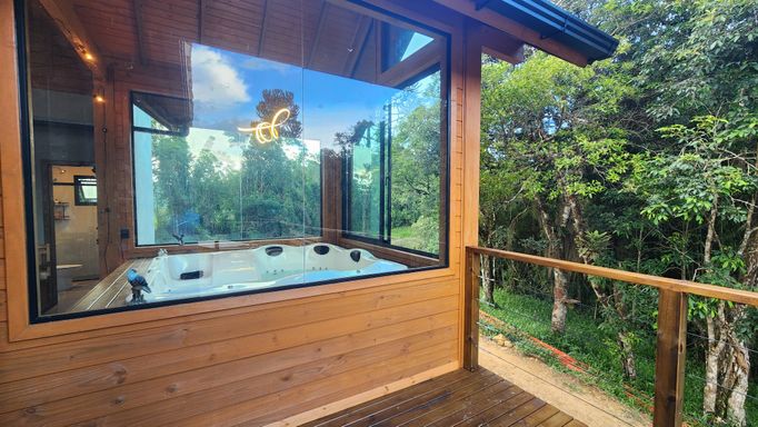 VARANDA E VISTA PARA O BOSQUE E BANHEIRA DA CASA