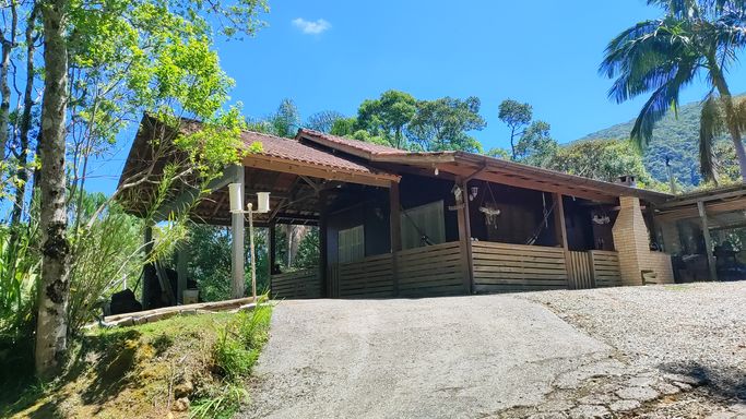 CASA, GARAGEM E NATUREZA