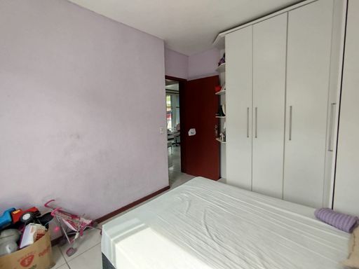 Quarto com guarda roupas