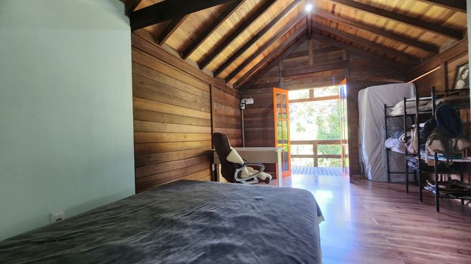 SUITE E VARANDA COM VISTA PARA O BOSQUE