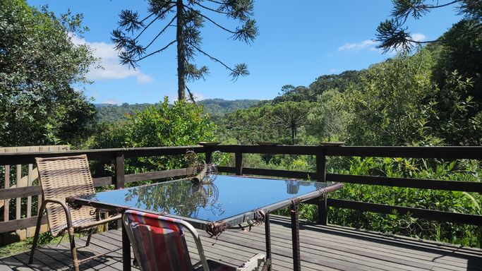 MESA NO DECK E LINDAS ARAUCARIAS