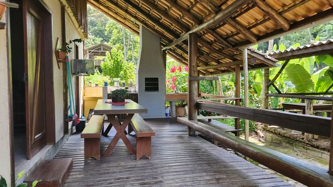 AREA DE CHURRASCO COM MESA