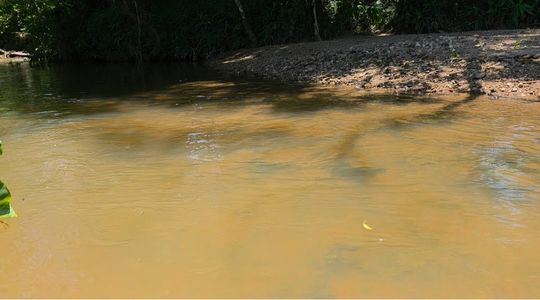 Riacho e pracinha de areia grossa e pdrinhas