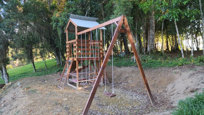 BAMACO E MINE PARK PARA AS CRIANÇAS NA SOMBRA DO BOSQUE