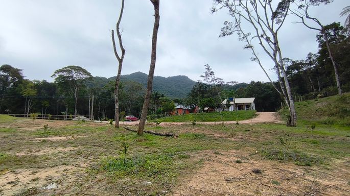 Gramado e casas ao fundo