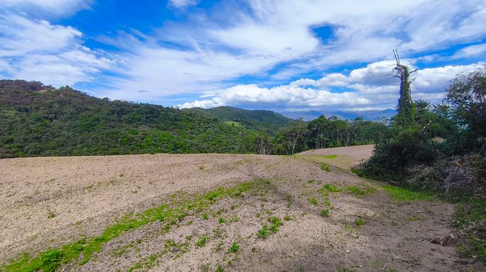 Área terraplanada e morros ao fundo