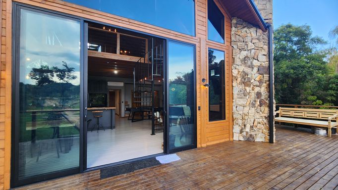 ENTTRADA CASA CASA COM PORTAS LARGAS