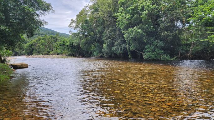 RIO COM AGUAS CISTALINAS