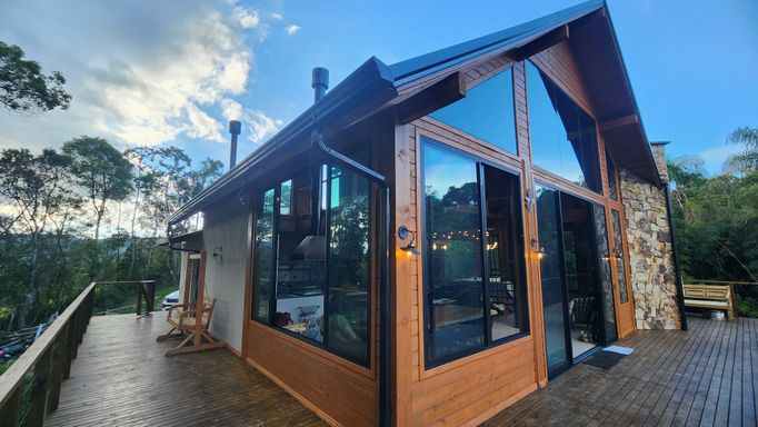 LINDA CASA E VARANDA